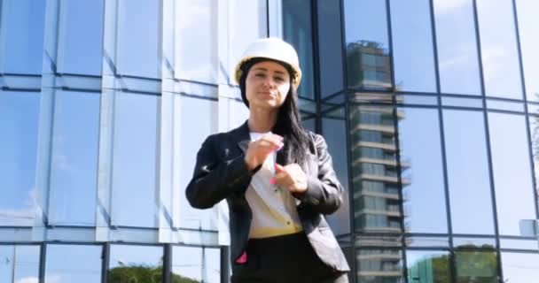 Femme Affaires Costume Casque Avec Les Bras Croisés Regardant Caméra — Video