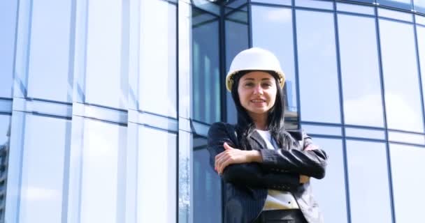 Femme Affaires Costume Casque Avec Les Bras Croisés Regardant Caméra — Video