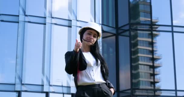 Takım Elbiseli Çapraz Kolları Yla Helment Içinde Kadını Kameraya Bakıyor — Stok video