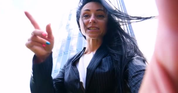 Mulher Negócios Fazer Selfies Frente Prédio Escritórios Senhora Sorridente Tirando — Vídeo de Stock