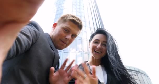 Lustiges Junges Paar Beim Selfie Mit Dem Handy Auf Wolkenkratzer — Stockvideo