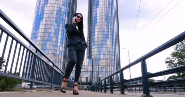 Lycka Affärskvinna Ringer Telefon Affärsarkitektur Bakgrund Begreppet Skyskrapa Business Girl — Stockvideo