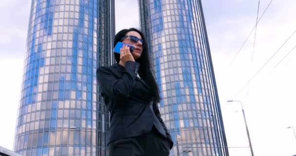 Счастье Деловая Женщина Звонит Телефону Фоне Бизнес Архитектуры Понятие Небоскрёб — стоковое видео