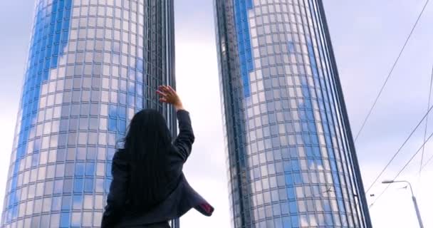 商业女性走在城市商业中心的桥上 年轻的女商人走在城市商业中心的桥上 摩天大楼 生活方式 — 图库视频影像