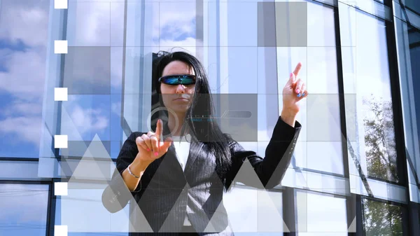 Wirtualny Interfejs Holograficzny Młoda Kobieta Okularach Udane Businesswoman Noszenie Okulary — Zdjęcie stockowe