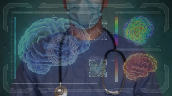 Doktor kontrol kalp ve beyin testi sonucu, laboratuvarda modern sanal arayüzü ile analiz. Bilim ve tıpta yenilikçi teknoloji. Konsept: Fütüristik tıp, insan vücudu.