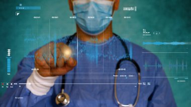 Doktor kontrol kalp ve beyin testi sonucu, laboratuvarda modern sanal arayüzü ile analiz. Bilim ve tıpta yenilikçi teknoloji. Konsept: Fütüristik tıp, insan vücudu.