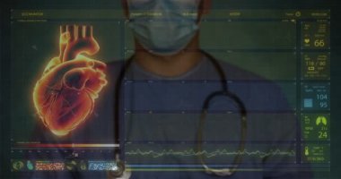 Doktor kontrol kalp ve beyin testi sonucu, laboratuvarda modern sanal arayüzü ile analiz. Bilim ve tıpta yenilikçi teknoloji. Konsept: Fütüristik tıp, insan vücudu.