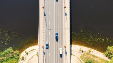 Köprü yol görüntü ulaşım arka plan konsepti üzerinde araba ile köprü havadan görünümü drone çekim.