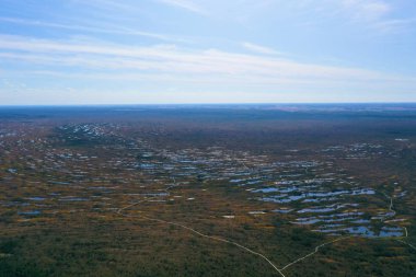 İHA 'dan hava atışı. Adaları ve gölü olan güzel bir manzara. Turkuaz su ve kozalaklı ormanları ve vahşi plajları olan güzel dolambaçlı kıyılar..