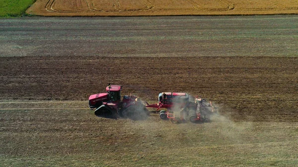 Hasat Alanının Hava Görüntülü Dronu Traktörle Kuru Çim Biçiyor Sonbahar — Stok fotoğraf