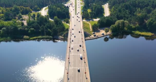 橋梁道路画像交通背景コンセプト上の車と橋の空中ビュードローンショット — ストック動画