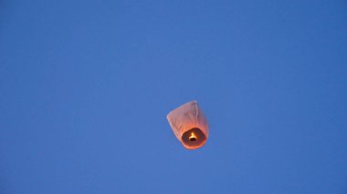 Balon ateşi, uçan fenerler, sıcak hava balonları Fener gökyüzünde çok yüksekte uçuyor. Balon ateşi uçan fenerler, sıcak hava balonları... Fener uçuyor...