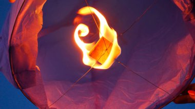 Balon ateşi, uçan fenerler, sıcak hava balonları Fener gökyüzünde çok yüksekte uçuyor. Balon ateşi uçan fenerler, sıcak hava balonları... Fener uçuyor...