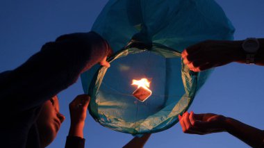 Balon ateşi, uçan fenerler, sıcak hava balonları Fener gökyüzünde çok yüksekte uçuyor. Balon ateşi uçan fenerler, sıcak hava balonları... Fener uçuyor...