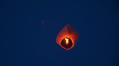 Balon ateşi, uçan fenerler, sıcak hava balonları Fener gökyüzünde çok yüksekte uçuyor. Balon ateşi uçan fenerler, sıcak hava balonları... Fener uçuyor...