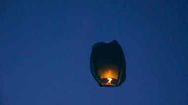 Balon ateşi, uçan fenerler, sıcak hava balonları Fener gökyüzünde çok yüksekte uçuyor. Balon ateşi uçan fenerler, sıcak hava balonları... Fener uçuyor...