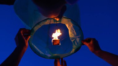 Balon ateşi, uçan fenerler, sıcak hava balonları Fener gökyüzünde çok yüksekte uçuyor. Balon ateşi uçan fenerler, sıcak hava balonları... Fener uçuyor...