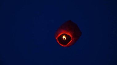 Balon ateşi, uçan fenerler, sıcak hava balonları Fener gökyüzünde çok yüksekte uçuyor. Balon ateşi uçan fenerler, sıcak hava balonları... Fener uçuyor...