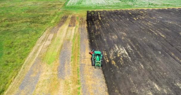 Luchtfoto Drone Van Oogst Veld Met Trekker Maait Droog Gras — Stockvideo