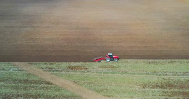 Vue Aérienne Drone Champ Récolte Avec Fauche Tracteur Herbe Sèche — Video