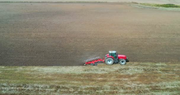 Drohne Von Erntefeld Mit Traktor Mäht Trockenes Gras Herbstgelbes Feld — Stockvideo