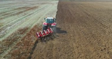 Hasat alanının hava görüntülü dronu traktörle kuru çim biçiyor. Sonbahar sarı tarlası ve hasat sonrası saman yığını. Harves. Tarlalarda karıncalanma. Stok yap.