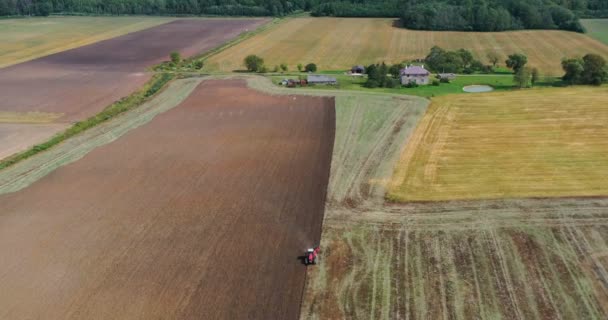 Vue aérienne drone de champ de récolte avec fauche tracteur herbe sèche. Champ jaune d'automne avec une botte de foin après la récolte vue du dessus. Harves. Ting dans les champs. Mise en stock 