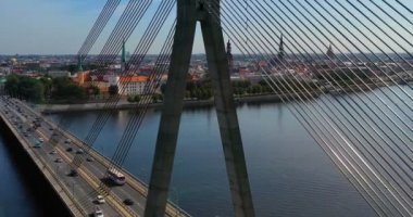 Köprü yol görüntü ulaşım arka plan konsepti üzerinde araba ile köprü havadan görünümü drone çekim.