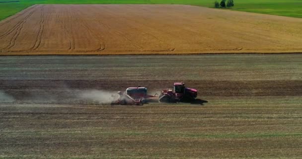 Drohne Von Erntefeld Mit Traktor Mäht Trockenes Gras Herbstgelbes Feld — Stockvideo