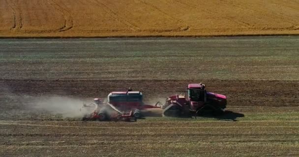 Drohne Von Erntefeld Mit Traktor Mäht Trockenes Gras Herbstgelbes Feld — Stockvideo