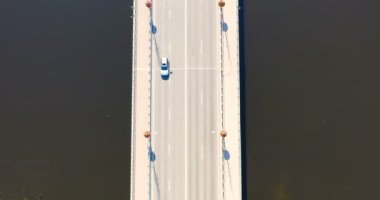 Köprü yol görüntü ulaşım arka plan konsepti üzerinde araba ile köprü havadan görünümü drone çekim.
