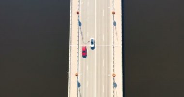 Köprü yol görüntü ulaşım arka plan konsepti üzerinde araba ile köprü havadan görünümü drone çekim.