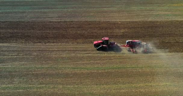 トラクターと収穫フィールドの空中ビュードローンは乾いた草を刈る 収穫トップビューの後に干し草と秋の黄色のフィールド ハーヴス畑でティン ストックアップ — ストック動画
