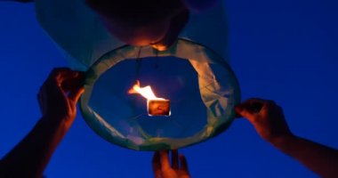 Balon ateşi, uçan fenerler, sıcak hava balonları Fener gökyüzünde çok yüksekte uçuyor. Balon ateşi uçan fenerler, sıcak hava balonları... Fener uçuyor...