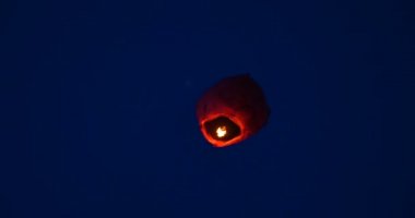 Balon ateşi, uçan fenerler, sıcak hava balonları Fener gökyüzünde çok yüksekte uçuyor. Balon ateşi uçan fenerler, sıcak hava balonları... Fener uçuyor...