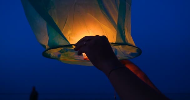 Léggömb Tűz Égi Lámpás Repülő Lámpások Hőlégballonok Lámpás Magasan Repül — Stock videók