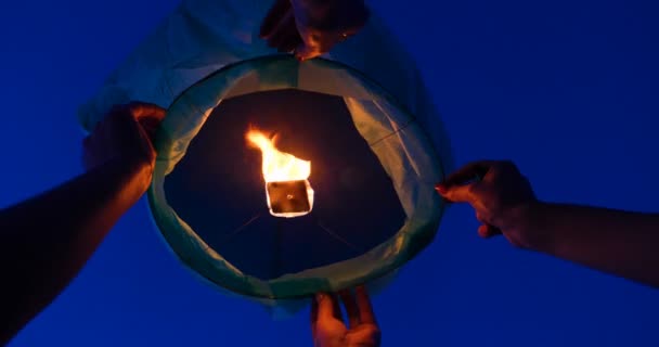 Ballongeld Himmel Lykta Flygande Lyktor Varmluftsballonger Lykta Flyger Högt Upp — Stockvideo