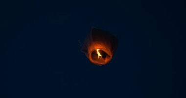 Balon ateşi, uçan fenerler, sıcak hava balonları Fener gökyüzünde çok yüksekte uçuyor. Balon ateşi uçan fenerler, sıcak hava balonları... Fener uçuyor...