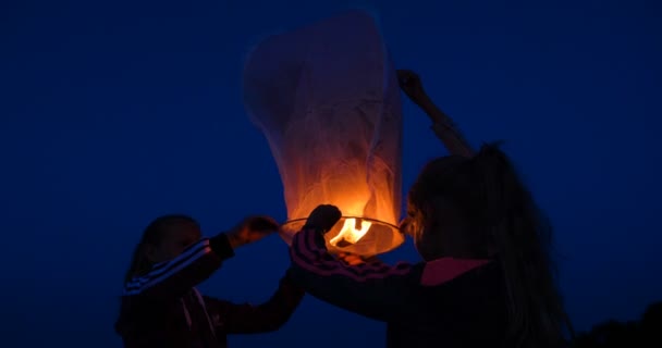 風船火災スカイランタン飛んで提灯 熱気球ランタンは空に高く飛ぶ 気球飛行ランタン 熱気球ランタンが飛ぶ — ストック動画