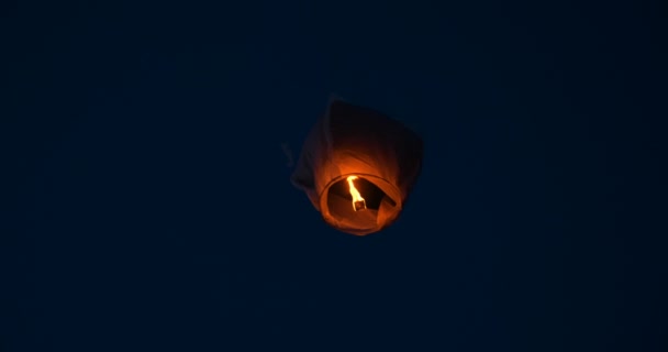 气球火天灯笼放飞灯笼 热气球灯笼在空中飞得很高 气球着火飞灯 热气球灯笼飞起来 — 图库视频影像