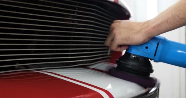 Εργαζόμενος Γυαλίσει Ένα Αυτοκίνητο Auto Γυαλιστικό Κοντινό Πλάνο Των Χεριών — Αρχείο Βίντεο