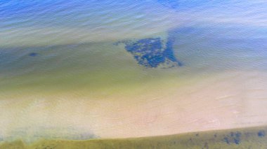 Akşam vakti gün batımında alacakaranlık gökyüzü ile harika bir karanlık gümüş deniz manzarası. Manzara anı. Huzur ve zen ruhu. arkaplan, duvar kağıdı, içerisi için resim