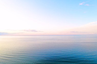 Akşam vakti gün batımında alacakaranlık gökyüzü ile harika bir karanlık gümüş deniz manzarası. Manzara anı. Huzur ve zen ruhu. arkaplan, duvar kağıdı, içerisi için resim