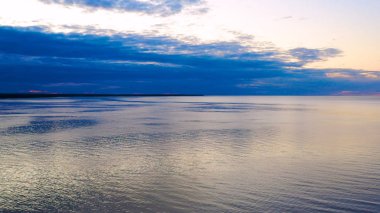 Hava manzarası: yeşil ormanları çevreleyen nehirler ve göller.