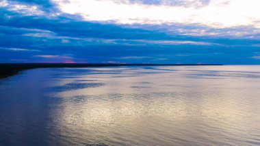 Akşam vakti gün batımında alacakaranlık gökyüzü ile harika bir karanlık gümüş deniz manzarası. Manzara anı. Huzur ve zen ruhu. arkaplan, duvar kağıdı, içerisi için resim