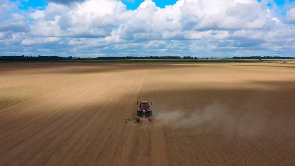 Hasat Alanının Hava Görüntülü Dronu Traktörle Kuru Çim Biçiyor Sonbahar — Stok fotoğraf