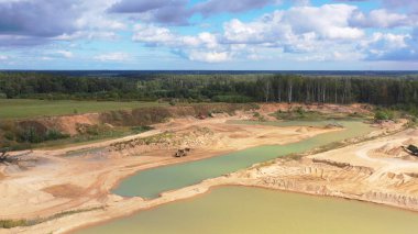 Hava manzarası: yeşil ormanları çevreleyen nehirler ve göller.