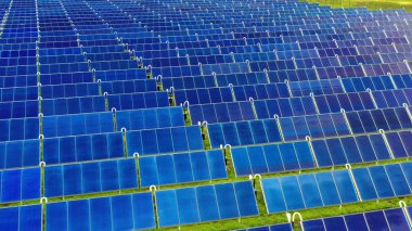 Ariel Manzarası, bir çiftlik alanındaki insansız hava aracından çekilen çevresel enerji üreten bir sürü güneş paneli var. Konsept: Ekonomi, Eko, Çiftlik, Enerji, Binlerce.