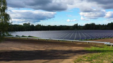 Ariel Manzarası, bir çiftlik alanındaki insansız hava aracından çekilen çevresel enerji üreten bir sürü güneş paneli var. Konsept: Ekonomi, Eko, Çiftlik, Enerji, Binlerce.